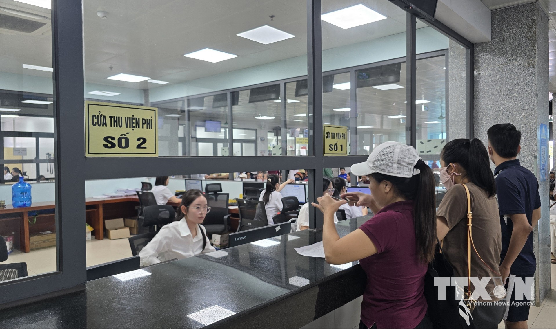 Khu vực thực hiện các thủ tục thanh toán viện phí. (Ảnh: Thanh Vân/TTXVN)